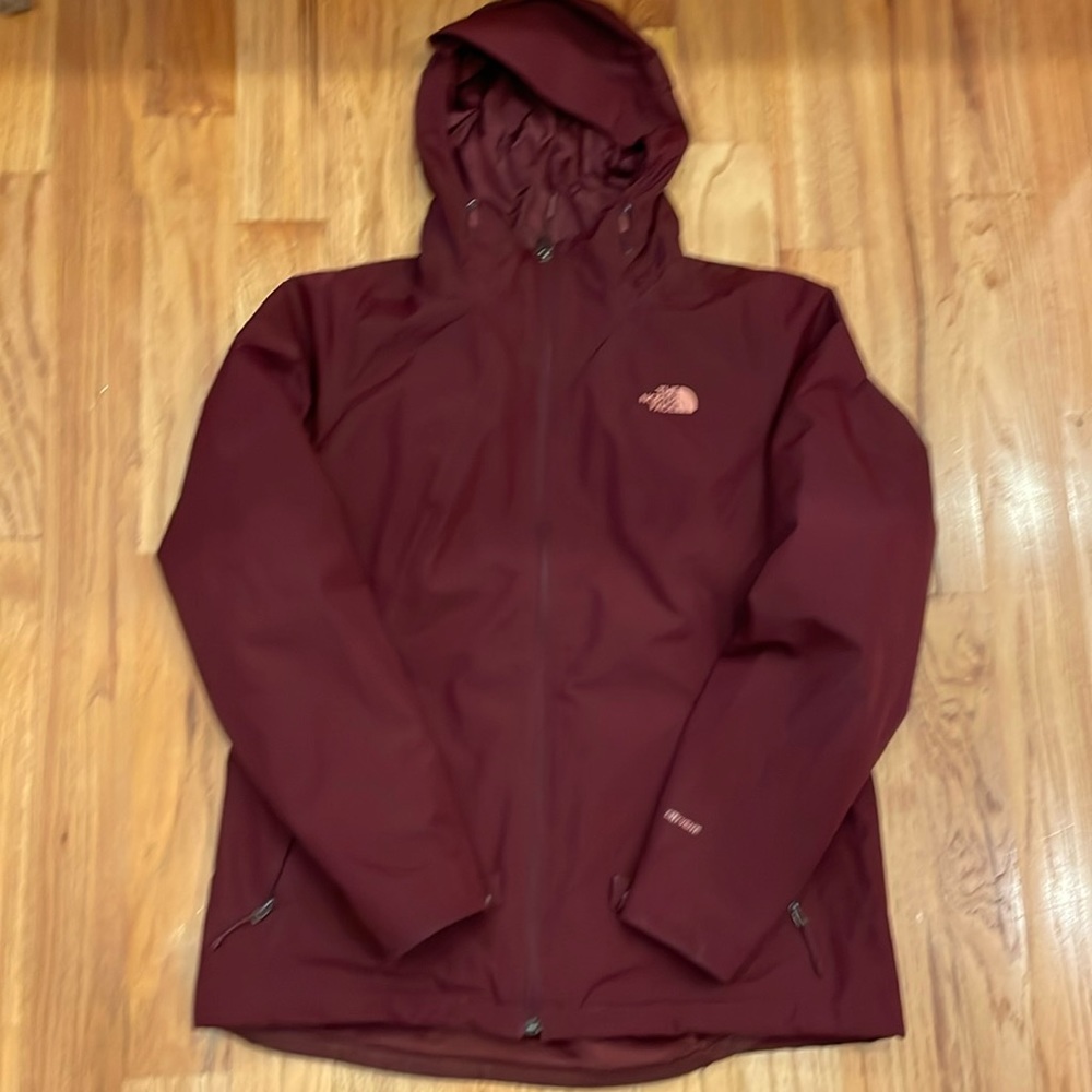 Burgundy north face double jacket with removable fleece liner.